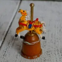 Напёрсток из дерева Enesco Yellow Carousel Horse nff-0056