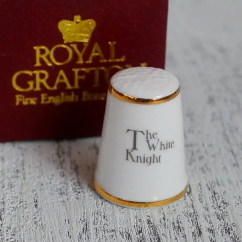 Напёрсток ROYAL GRAFTON ALICE IN WONDERLAND TCC  nfd-0018